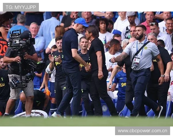 图赫尔与孔蒂三年前英超名场面再现 两大名帅上演世纪之握震撼全场